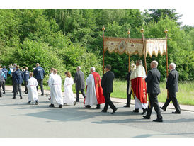 Bittprozession um den Kleinen Berg an Pfingstmontag (© Karl-Franz Thiede)